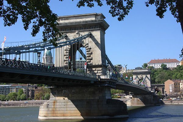 CDATA[
Como ya sabéis Budapest es la unión de dos ciudades separadas por el río Danubio. Hasta ahora os hemos hablado de Pest, la parte moderna. Hoy os vamos a hablar de Buda, la ciudad vieja medieval.
Ambas ciudades están unidas por numerosos puentes y por cualquiera se puede cruzar tranquilamente caminando de una a otra. Sin embargo, el puente más emblemático y fotogénico es el puente de las cadenas y es por este donde comenzamos el día.
![Budapest Budapest