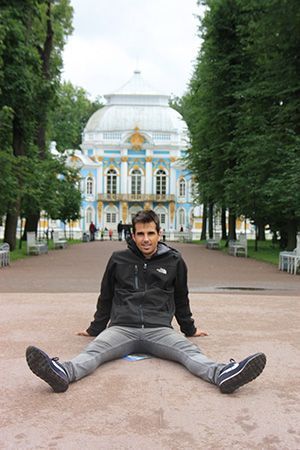 CDATA[
Hoy nos dirigimos a Pushkin, una ciudad a tan solo 25km de San Petersburgo. Esta ciudad es famosa por albergar la “modesta” casa de veraneo de los zares, el Palacio de Catalina.
![Palacio de Catalina Palacio de Catalina