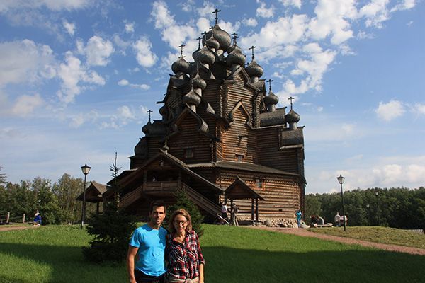CDATA[
Uno de los highlights de casi todas las guías de viaje de Rusia es la Isla de Kizhy. Esta isla está ubicada en el lago Onega y rodeada por más de 5.000 islas a unos 500 km de San Petersburgo. Dicha isla es famosa por la arquitectura típica de construcciones en madera.
De toda la isla destaca de entre todas las construcciones la Iglesia de la Transfiguración, una iglesia construida totalmente en madera (cuenta la leyenda que el constructor la hizo con un solo hacha que luego tiró al lago) y con 22 cúpulas encebolladas. En el conjunto arquitectónico destaca también la iglesia de la Intersección con 9 cúpulas y una torre octogonal. Lo que más puede llamar la atención, además de su belleza, es que todas las construcciones fueron erigidas sin un solo clavo!
Debe ser espectacular. Sin embargo, desde San Petersburgo necesitas al menos dos días para llegar a la isla, visitarla y volver. Como no tenemos tiempo decidimos hacer el plan alternativo a la Isla de Kizhy, la Iglesia de la Intercesión, como algunos la llaman “el Clon Kizhy”.
![Iglesia de la Intercesion Iglesia de la Intercesion