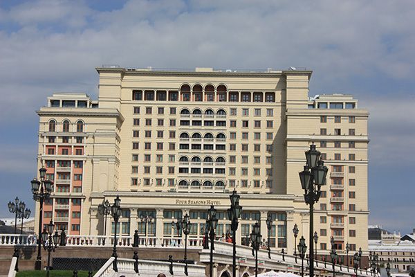 CDATA[
Si nos preguntan antes del viaje a Rusia que digamos algún sitio de Moscú, seguro que hubiéramos dicho La Plaza Roja. Pues llegó el momento de visitarla y conocer muchas curiosidades que alberga esta plaza.
Antes de explicar lo que hemos visto, lo primero que nos sorprende es que el nombre de la “Plaza roja” no se debe al color de los edificios y murallas que rodean el Kremlin. Entonces, ¿de donde viene ese nombre? En ruso se llama Krásnaya Plóshchad donde la primera palabra significa rojo hoy en día, sin embargo, en el antiguo ruso quería decir “Bonita”; La “Plaza Bonita”.
Para empezar, llegamos a la plaza Manezhnaya en metro (la primera vez que ves el mapa del metro te puede dar un jamacuco debido a la multitud de colores de las líneas de metro). Justo en frente, tenemos una de las entradas a Plaza roja, la Puerta de la Resurrección por lo que no vemos nada de la plaza todavía.
Antes de entrar, nos giramos y vemos una enorme mole que pone “Hotel four Seasons”. A simple vista podemos pensar que simplemente es un hotel de lujo en una situación privilegiada. Sin embargo, este hotel tiene una historia detrás. Antes era el famoso hotel Moscú, construido por orden de Stalin. Cuando el arquitecto le enseñó dos posibles proyectos. Stalin dio el ok a los dos y nadie se atrevió a decirle que había cometido un error. El resultado fue un hotel mitad un proyecto, mitad otro. ¿miedo, respeto, caguetas?
![La Plaza Roja de Moscu La Plaza Roja de Moscu